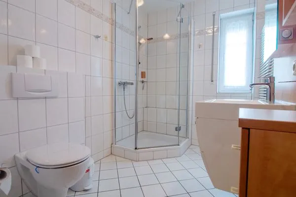 Badezimmer mit Dusche Hoppenberg 7 EG links