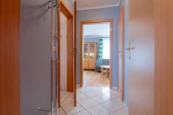 Flur mit Blick ins Wohnzimmer Hoppenberg 7 EG links