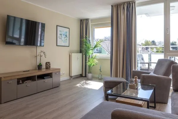 Ferienwohnung Godewind Aparthotel Zingst - Wohnzimmer mit TV und Sessel  Godewind
