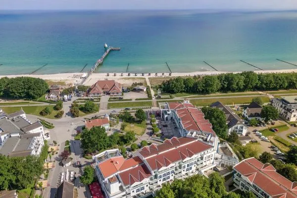 Ferienwohnung Godewind Aparthotel Zingst - Drohnenaufnahme vom Hauptgebäude und Umgebung  Godewind