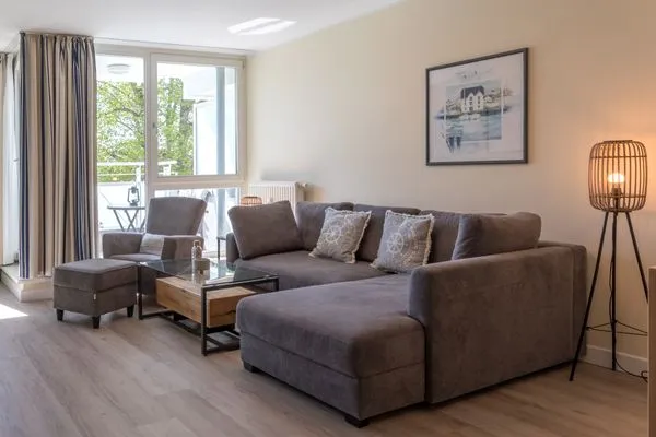 Ferienwohnung Godewind Aparthotel Zingst - gemütliche Couch im Wohnzimmer  Godewind