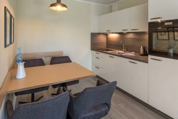Ferienwohnung Godewind Aparthotel Zingst - offene moderne Küche mit Essbereich  Godewind