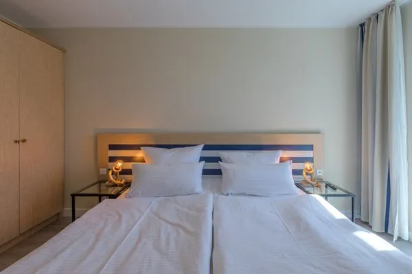 Ferienwohnung Godewind Aparthotel Zingst - Blick auf das gemütliche Doppelbett im Schlafzimmer  Godewind