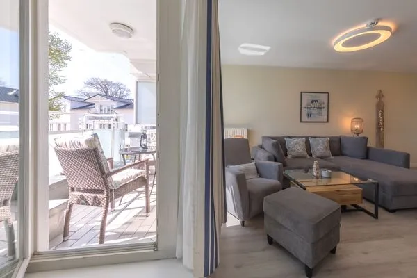 Ferienwohnung Godewind Aparthotel Zingst - direkter Zugang zum Balkon vom Wohnzimmer aus  Godewind