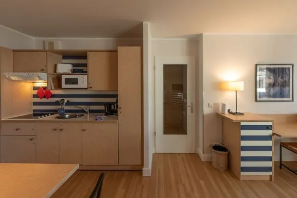 Ferienwohnung Kranichtanz Aparthotel Zingst - Blick auf die offene Küchenzeile  Kranichtanz