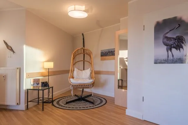 Ferienwohnung Kranichtanz Aparthotel Zingst - Wohnzimmer mit Hängesessel  Kranichtanz