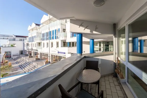 Ferienwohnung Kranichtanz Aparthotel Zingst - Blick auf den BAlkon mit Sitzgelegenheiten  Kranichtanz