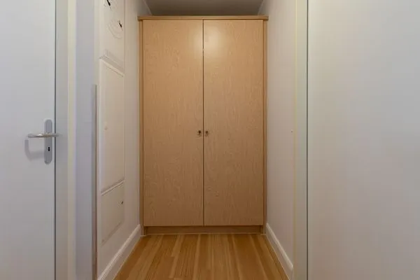 Ferienwohnung Kranichtanz Aparthotel Zingst - Flur mit großem Kleiderschrank  Kranichtanz