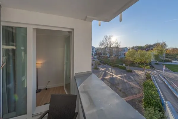 Ferienwohnung Kranichtanz Aparthotel Zingst - Blick vom Balkon auf die Zingster Promenade  Kranichtanz