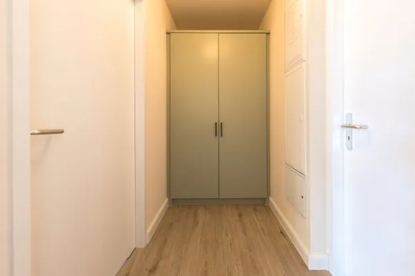 Ferienwohnung Küstenglück Aparthotel Zingst - Blick in den Flur mit großem Kleiderschrank  Küstenglück