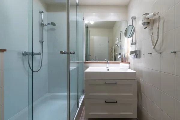 Ferienwohnung Küstenglück Aparthotel Zingst - modernes Badezimmer mit Waschbecken und Dusche  Küstenglück