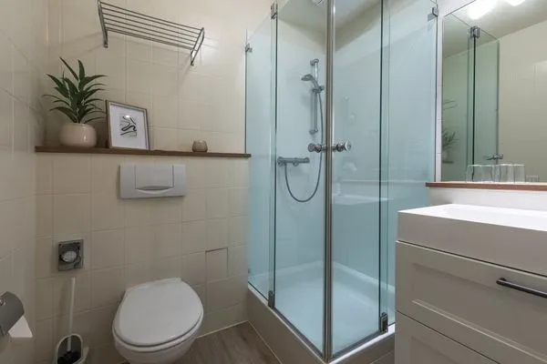 Ferienwohnung Küstenglück Aparthotel Zingst - Badezimmer mit Toilette und Glasdusche  Küstenglück