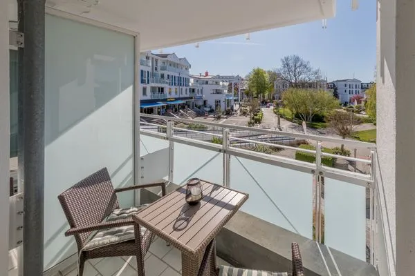 Ferienwohnung Küstenglück Aparthotel Zingst - Balkon mit Ausblick auf die Promenade  Küstenglück