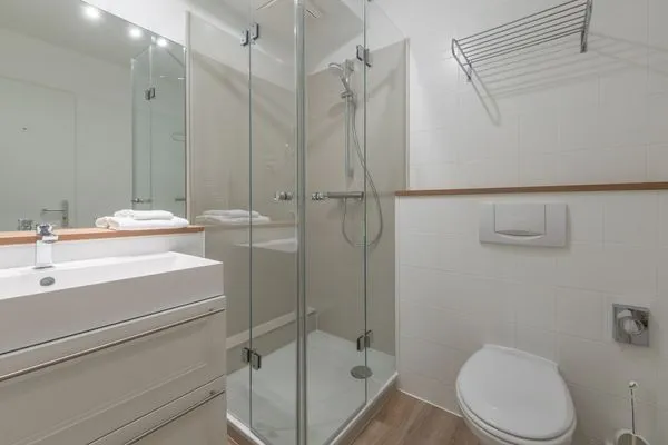 Ferienwohnung Windflüchter Aparthotel Zingst - Blick ins moderne Badezimmer mit Waschbecken und Gladusche  Windflüchter