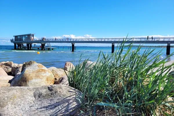 Seebrücke in Haffkrug  Kostengünstige & charmante Ferienunterkunft ohne Küche und in Strandnähe - inkl. Fahrradunterstellplatz