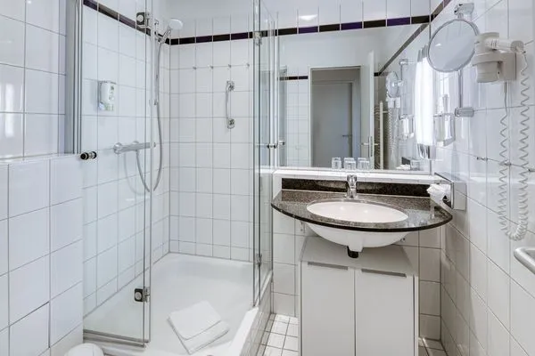 Ferienwohnung Krosse Krabbe Blick ins Badezimmer mit moderner Glasdusche  Krosse Krabbe