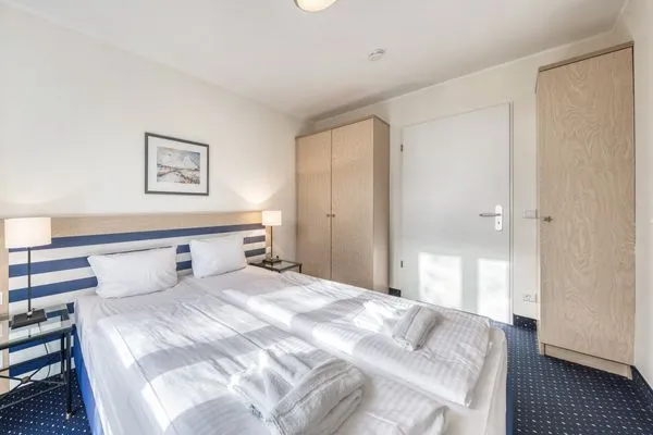 Ferienwohnung Krosse Krabbe Blick ins Schlafzimmer mit gemütlichem Doppelbett und Kleiderschränken  Krosse Krabbe