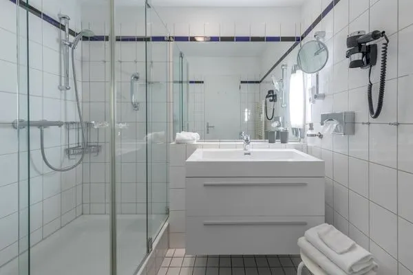 Ferienwohnung Ostseesonne Zingst - Blick ins Badezimmer mit moderner Glasdusche  Ostseesonne