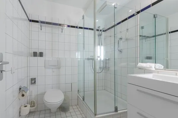 Ferienwohnung Ostseesonne Zingst - Badezimmer  it moderner Glasdusche, Waschbecken und Toilette  Ostseesonne