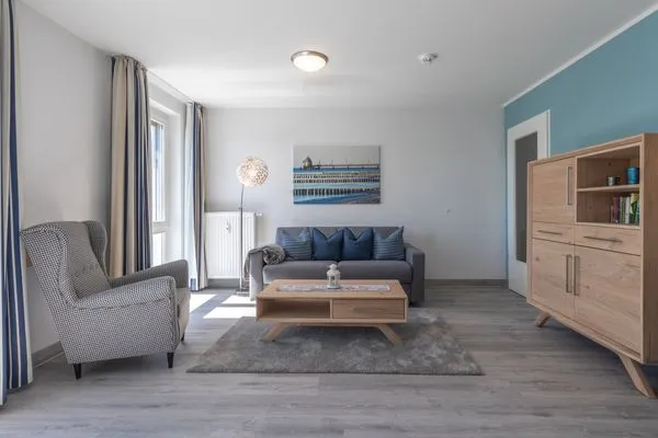 Ferienwohnung Ostseesonne Zingst - helles Wohnzimmer mit Couch und Sessel  Ostseesonne