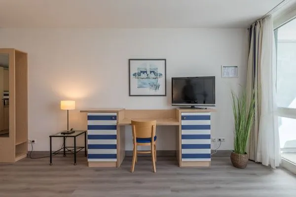 Ferienwohnung Seebär in Zingst Blick auf den Arbeitsplatz im Wohnzimmer  Seebär