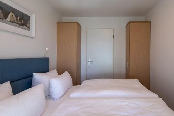 Ferienwohnung Kleine Freiheit Schlafzimmer mit Doppelbett und Kleiderschränken  Kleine Freiheit