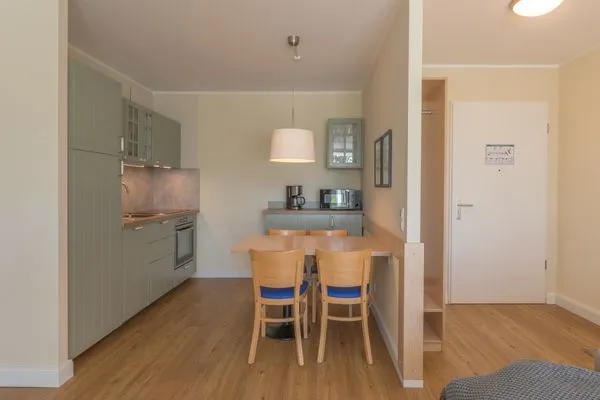 Ferienwohnung Herzmuschel Aparthotel Zingst - Küchenzeile mit Essbereich  Herzmuschel