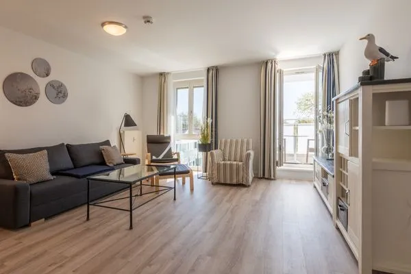 Ferienwohnung Sturmmöwe Wohnzimmer mit Couch und Sessel  Sturmmöwe