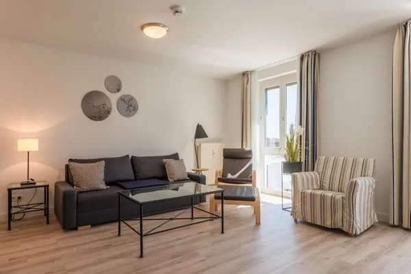 Ferienwohnung Sturmmöwe  Blick auf die Couch im Wohnzimmer  Sturmmöwe