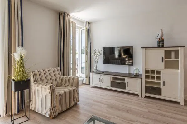 Ferienwohnung Sturmmöwe Blick auf den Tv im Wohnzimmer  Sturmmöwe