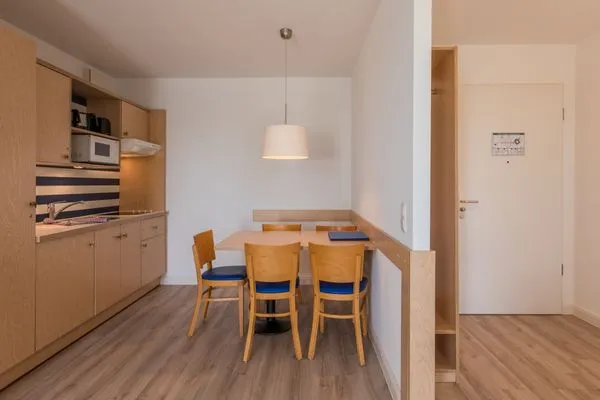 Ferienwohnung Sturmmöwe offene Küche mit Essbereich  Sturmmöwe