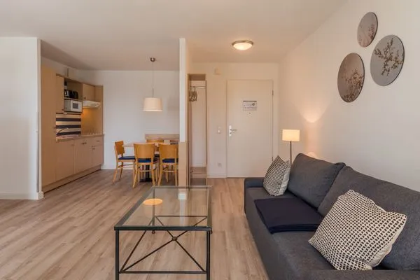 Ferienwohnung Sturmmöwe offener Wohnbereich mit Küchenzeile  Sturmmöwe