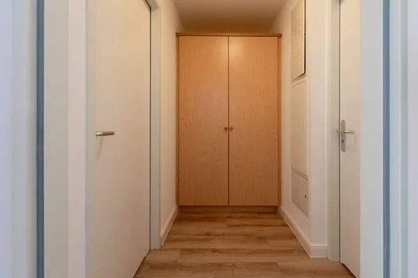 Ferienwohnung Sturmmöwe Blick in den Flur mit großem Kleiderschrank  Sturmmöwe