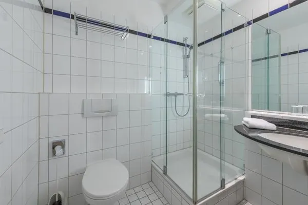 Ferienwohnung Sturmmöwe Badezimmer mit Glasdusche  Sturmmöwe