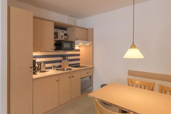 Ferienwohnung Leuchtturm Blick auf die Küchenzeile  Leuchtturm