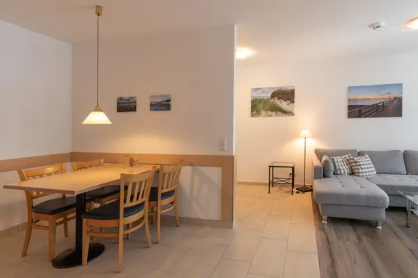 Ferienwohnung Leuchtturm Esstisch im Wohnbereich  Leuchtturm