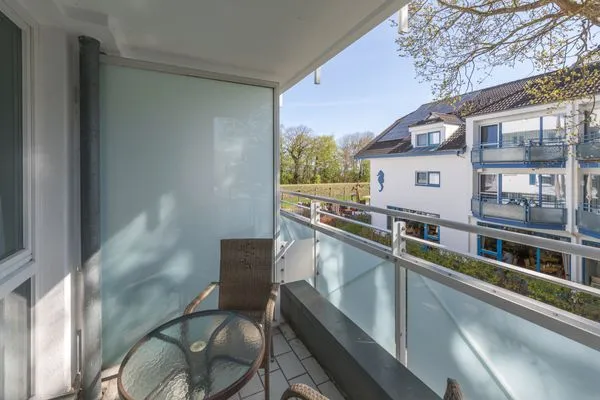 Ferienwohnung Leuchtturm Blick auf den Balkon mit Sitzmöbeln  Leuchtturm