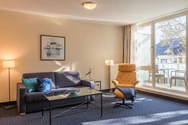 Ferienwohnung An de See Blick auf die Couch im Wohnzimmer  An de See