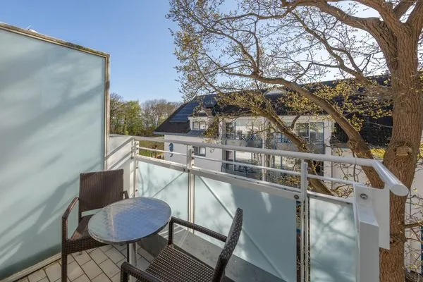 Ferienwohnung An de See Blick auf den Balkon mit Sitzmöbeln  An de See