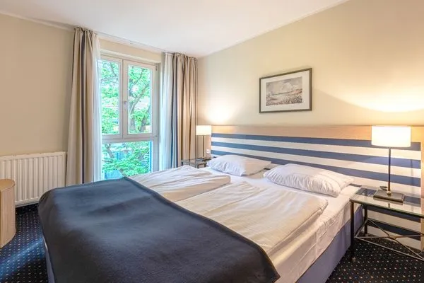 Ferienwohnung An de See Blick ins Schlafzimmer mit Esstisch  An de See