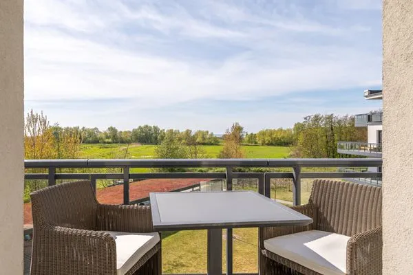 Ferienwohnung Sonnengott in Wustrow - Blick auf den Balkon mit Sitzmöbeln  Sonnengott