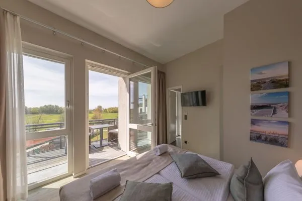 Ferienwohnung Sonnengott in Wustrow - Schlafzimmer mit Balkonzugang  Sonnengott