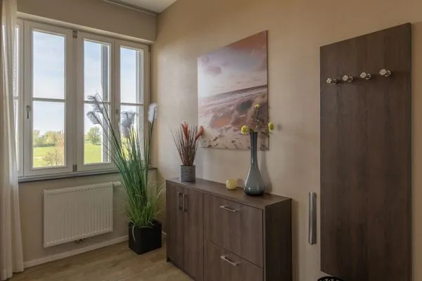 Ferienwohnung Sonnengott in Wustrow - Blick in den Eingang mit Garderobe und Schuhschrank  Sonnengott