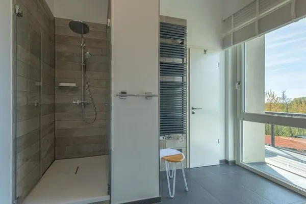 Ferienwohnung Sonnengott in Wustrow - Blick in das Badezimmer mit Dusche  Sonnengott