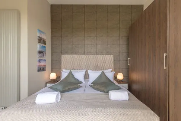 Ferienwohnung Sonnengott in Wustrow - gemütliches Doppelbett im Schlafzimmer  Sonnengott