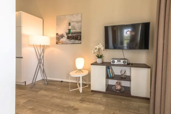 Ferienwohnung Sonnengott in Wustrow - Blick auf den TV im Wohnzimmer  Sonnengott