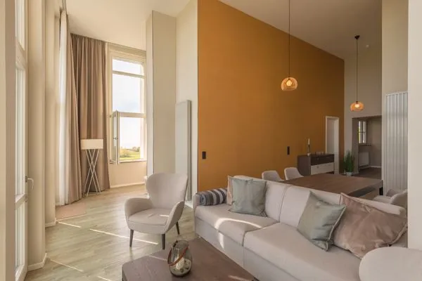 Ferienwohnung Mehr Meerblick Blick auf die Couch im Wohnzimmer  Mehr Meerblick