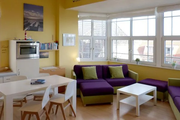Wohnzimmer mit offener Küche in der Ferienwohnung Therese 8 in Wittdün auf Amrum Haus *Therese* Ferienwohnung *Therese 8*