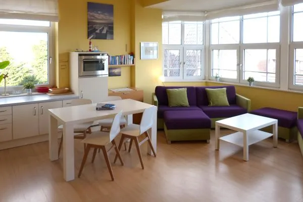 Wohnzimmer mit offener Küche in der Ferienwohnung Therese 8 in Wittdün auf Amrum Haus *Therese* Ferienwohnung *Therese 8*