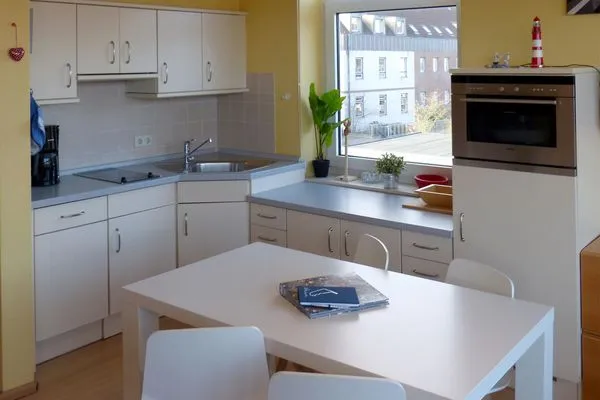 Wohnzimmer mit offener Küche in der Ferienwohnung Therese 8 in Wittdün auf Amrum Haus *Therese* Ferienwohnung *Therese 8*